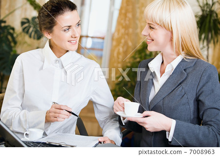 Contemporary women 7008963