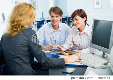 Group of workers 7009311