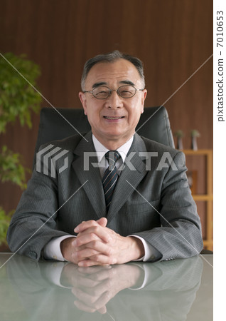 坐在椅子的商人 坐在椅子的商人 7010653
