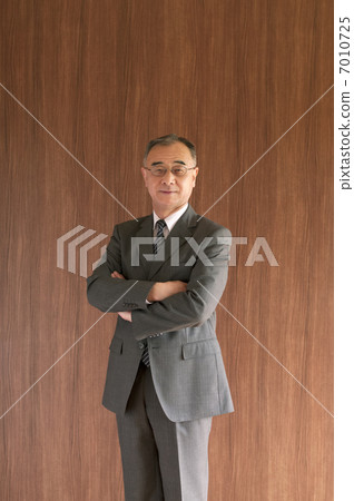 雙臂交叉的商人 7010725