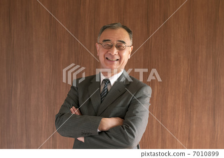 雙臂交叉的商人 雙臂交叉的商人 7010899