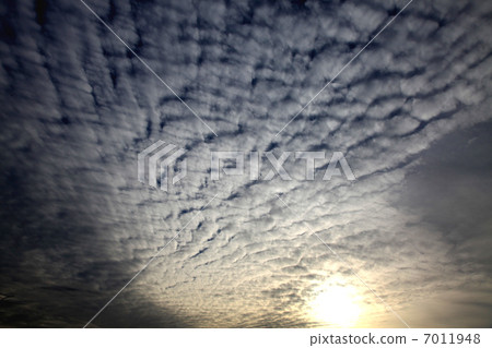 在黃昏的縮放的雲彩 7011948