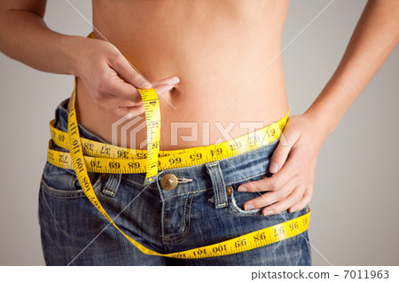 woman with ruler 7011963