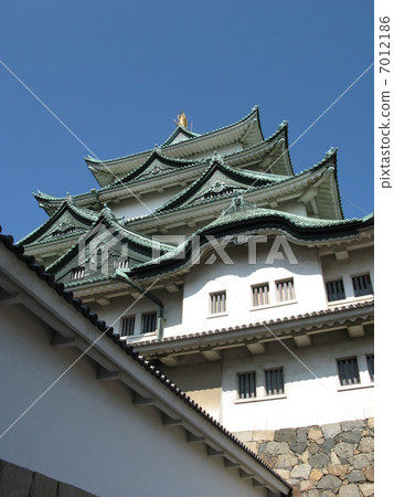 金黃棕色和藍天發光的名古屋城堡 7012186