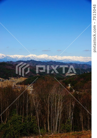 從Shoga村莊看的早期的春天北阿爾卑斯山在松本市 7013048