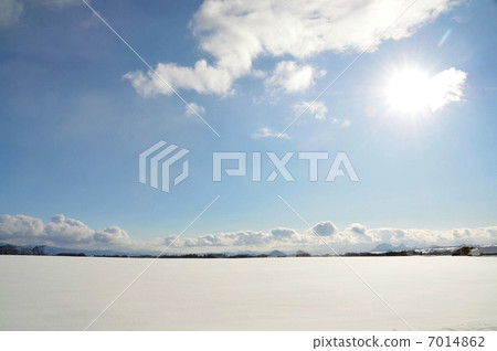 The snowy field and the blue sky 7014862