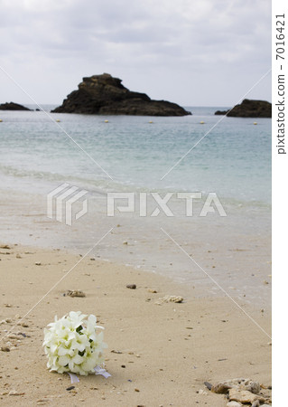 Wedding bouquet set on the beach 7016421
