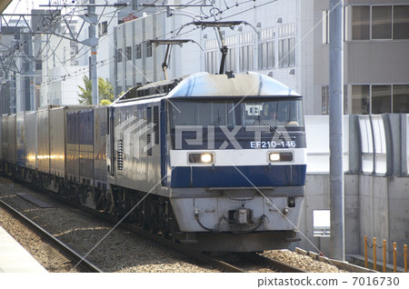 EF 210穿過櫻花站 7016730