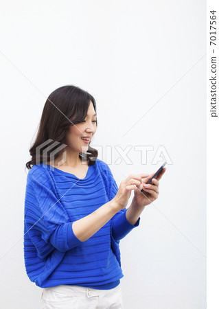 Middle women watching smaho 7017564