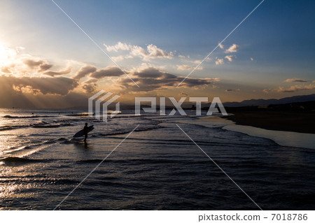 日落的衝浪者在湘南Sukuma海岸 日落的衝浪者在湘南Sukuma海岸 7018786