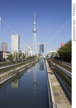 東京晴空塔倒映在北九河中 7019823