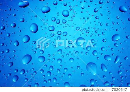 Drops of water on glass 7020647