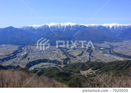 A view of a jewelry form 7020930