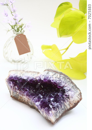 Amethyst and flowers 7025883
