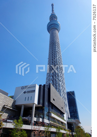 東京天空樹傳播的藍天和東京solamachi購物區 東京天空樹傳播的藍天和東京solamachi購物區 7026137
