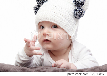 baby in white hat lies on bed baby in white hat lies on bed 7026847