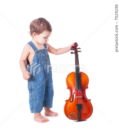 baby and violin 7029286