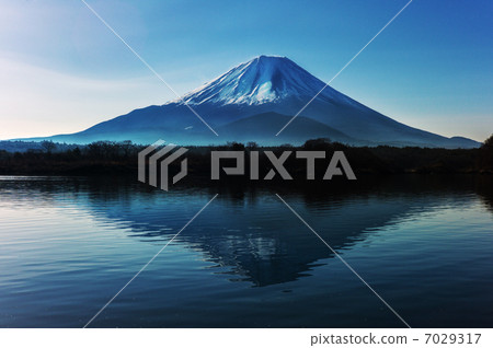 從Shoin湖看到的富士山 7029317