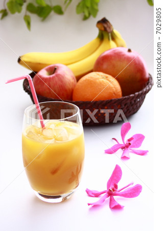 Assorted fruit juice and fruits 7029805