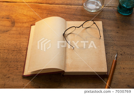 一本舊書的空白標題頁 7030769