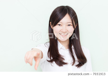 Girl touching screen 7031913