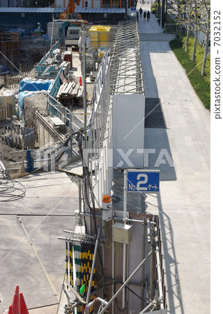 商業設施和人行道的建築工地 商業設施和人行道的建築工地 7032152