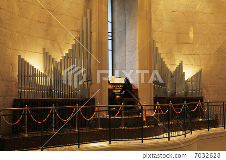 Pipe organ playing 7032628