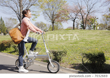 享受自行車的一個少婦 享受自行車的一個少婦 7032669