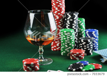 drink and playing cards 7033679