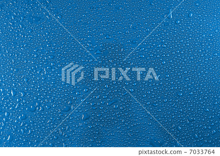 water drops on green 7033764