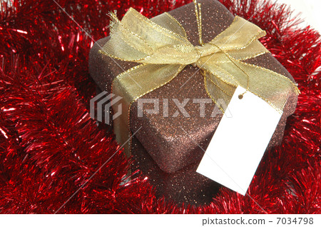 christmas present whit garland 7034798