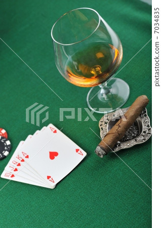 drink and playing cards 7034835