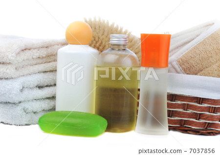 many towels and accessories to bathing 7037856