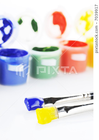 Gouache paint and brush 7039917
