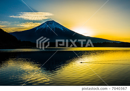 Fuji seen from Lake Tanuki 7040367