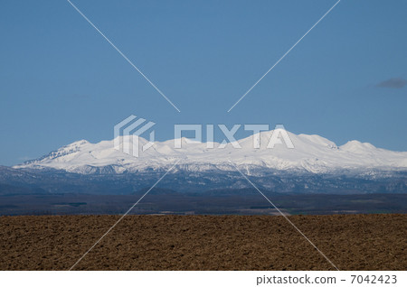春天大雪山 7042423