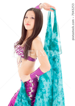 一個肚皮舞者，看起來很好看與絲綢面紗合影 7043253