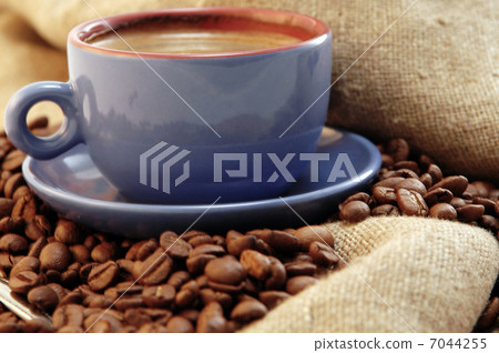 coffee beans and cup with coffee 7044255