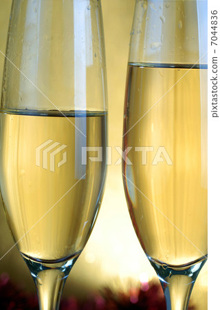 champagne glasses 7044836