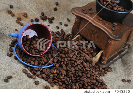 coffee grinder and cup 7045220