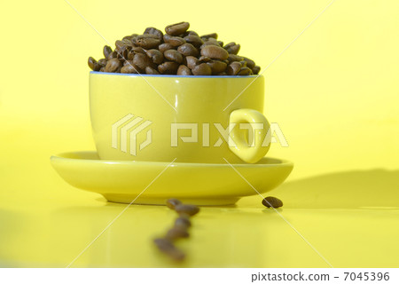 cooffee beans and cup cooffee beans and cup 7045396
