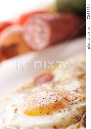 trditional English breakfast 7045814
