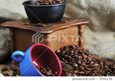 coffee grinder and cup 7046156