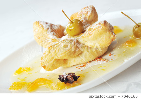 cake with syrup 7046163