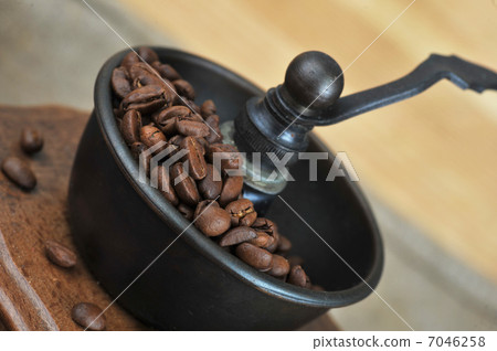 Manual coffee grinder 7046258