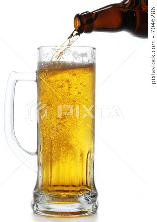 beer bottle and mug 7046286