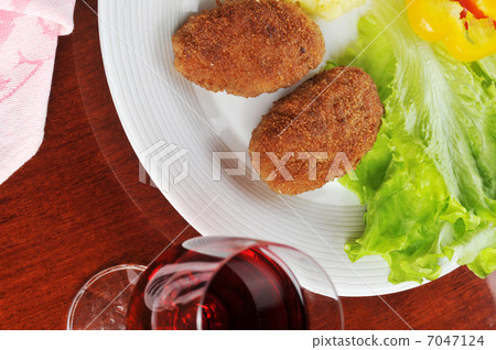 roasted cutlets and wine 7047124