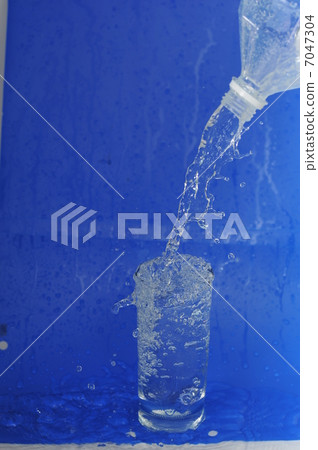 Water flows from bottle 7047304