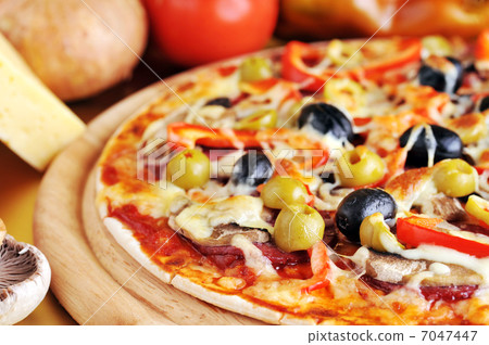 fresh baked pizza 7047447