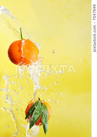 two tangerines and water splashes 7047699